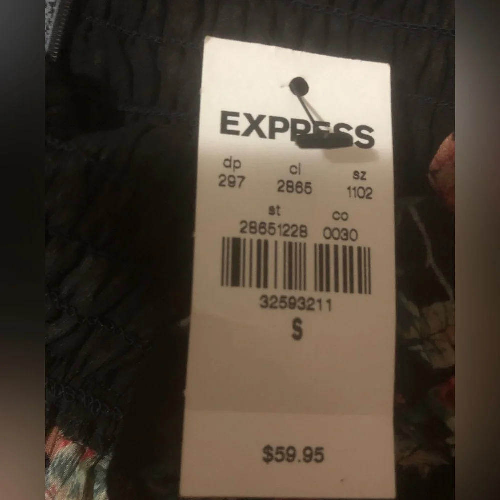 EXPRESS Black Boho Floral Top. Small Black w foral print NWT - Picture 4 of 10